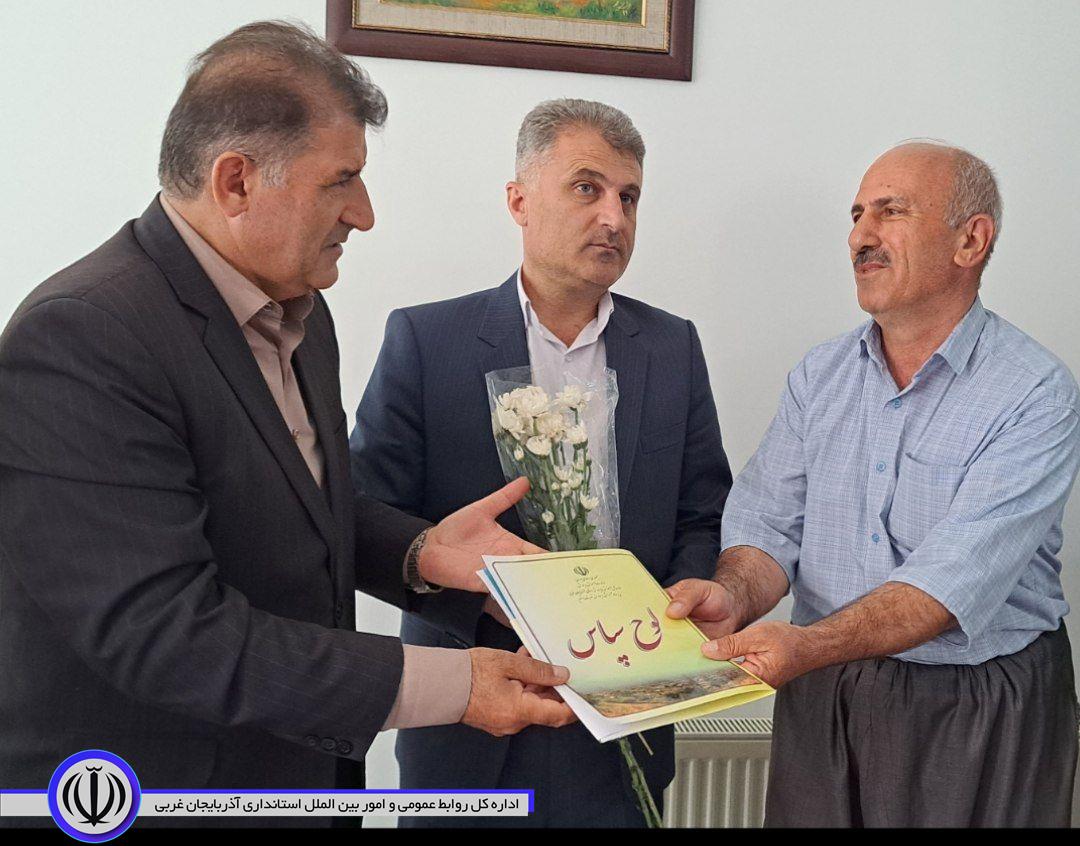 دیدار فرماندار شهرستان اشنویه با خانواده معظم شهید حسن امینی بمناسبت هفته معلم