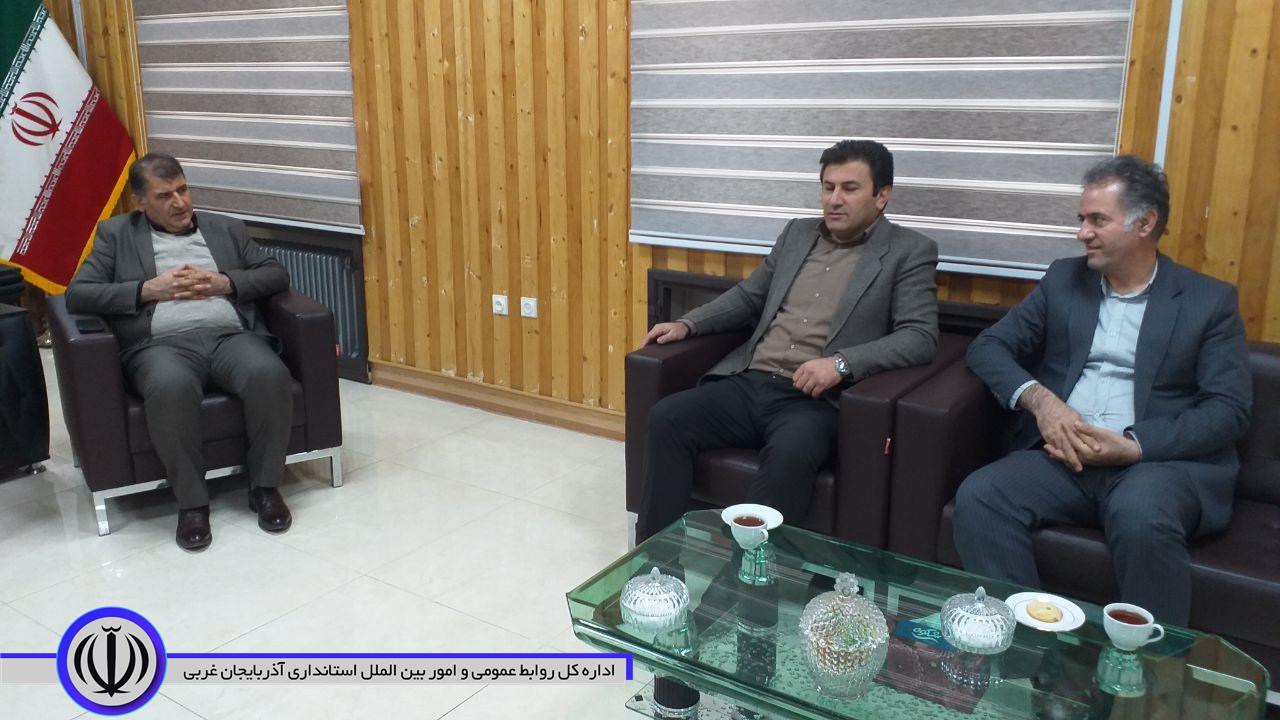 دیدار رئیس ثبت احوال اشنویه با فرماندار شهرستان به مناسبت سوم دی ماه روز ملی ثبت احوال