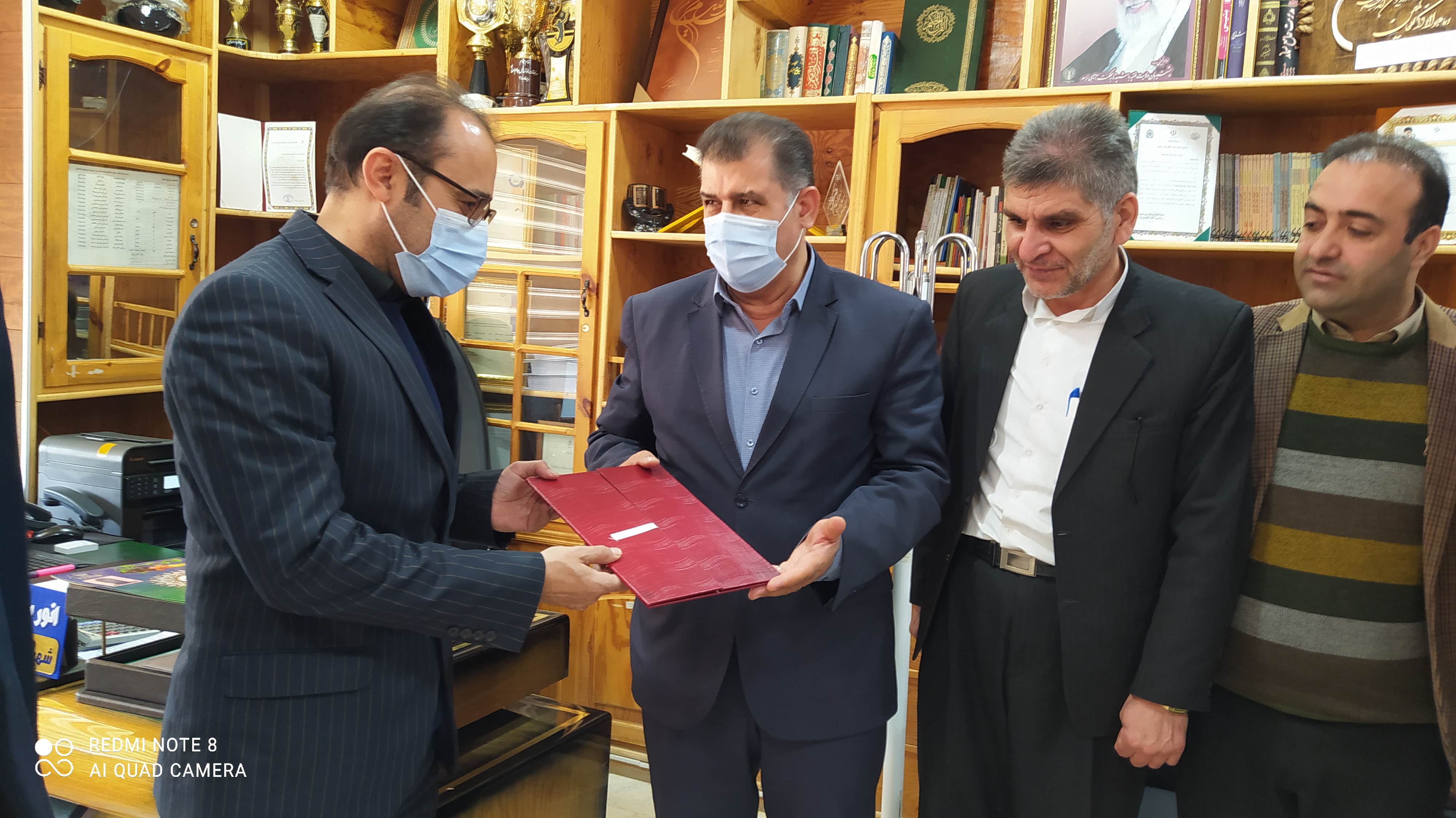 تجلیل فرماندار شهرستان از مهندس سعیدی شهردار اشنویه بمناسبت گرامیداشت سالروز شهادت  شهید باکری و روز شهردار
