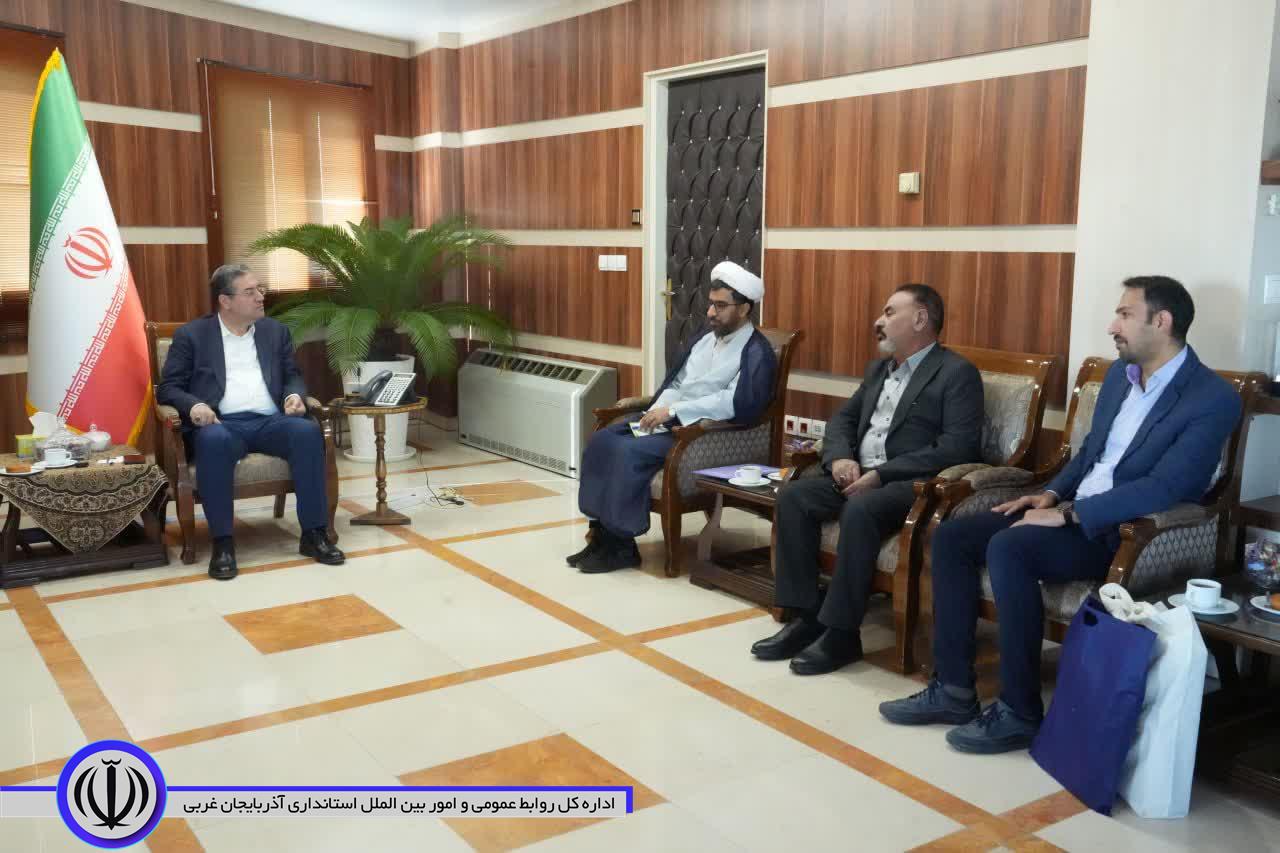 معرفی استاندار آذربایجان‌غربی به عنوان استاندار برتر  قرآنی   رضا رحمانی استاندار آذربایجان‌غربی به عنوان استاندار برتر در اجرای طرح نهضت ملی زندگی با آیه ها معرفی شد.