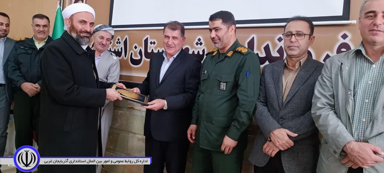 تجلیل فرمانده سپاه شهدای استان آذربایجان غربی و مدیر عامل جمعیت هلال احمر استان آذربایجان‌غربی از سید علی ترابی فرماندار شهرستان اشنویه