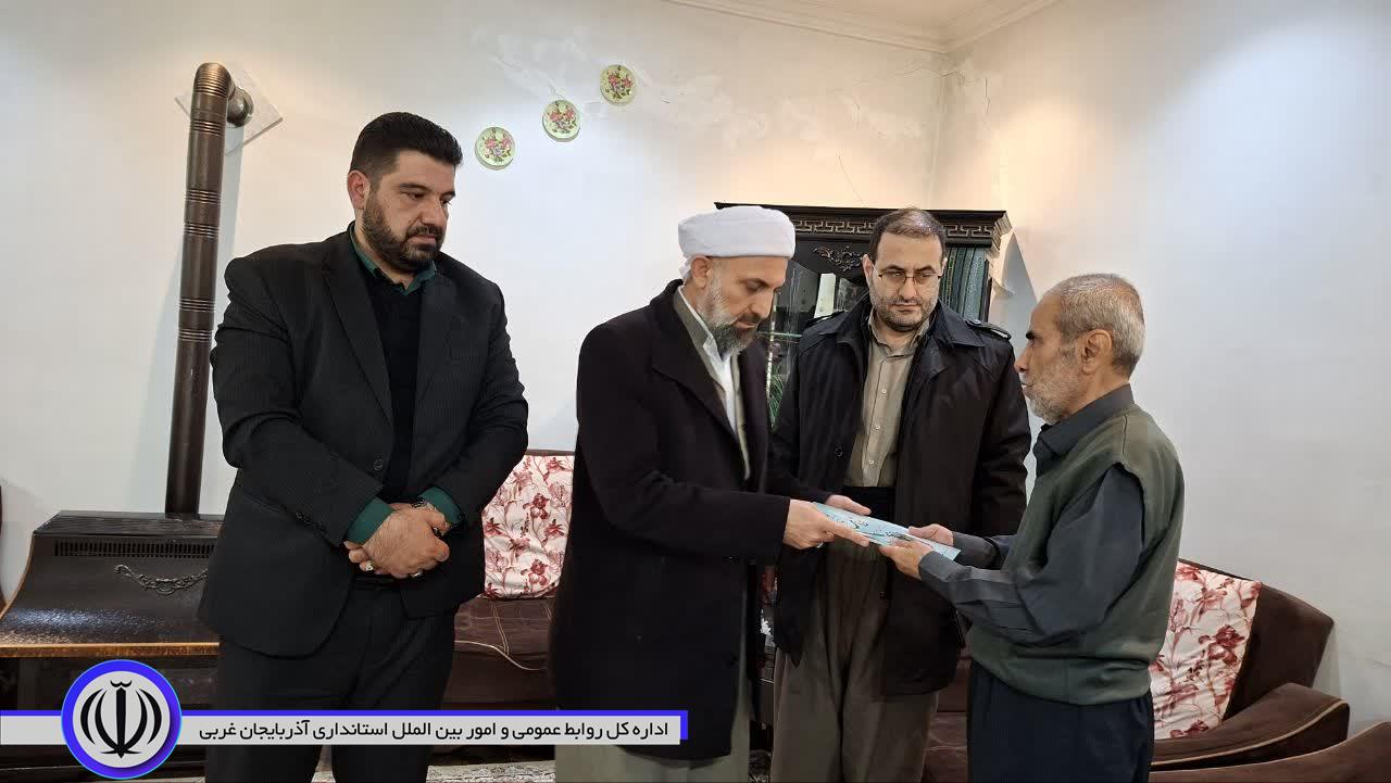 دیدار امام جمعه و فرماندار با خانواده معظم شهدا