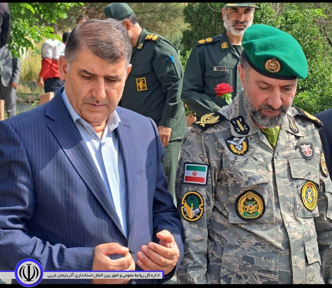 فاتحه خوانی و گل افشانی مزار شهدا بمناسبت سالروز آزاد سازی