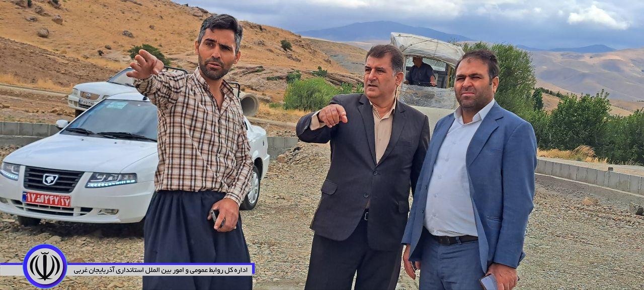 بازدید فرماندار شهرستان از روند عملیات اجرایی زمین چمن مصنوعی روباز روستای نلیوان