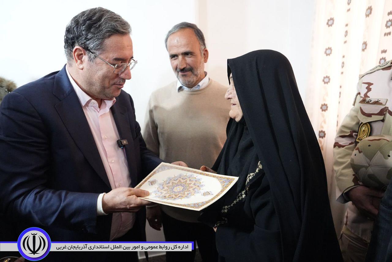 دیدار استاندار آذربایجان‌غربی با خانواده شهیدان ورمزیار در آستانه شب یلدا