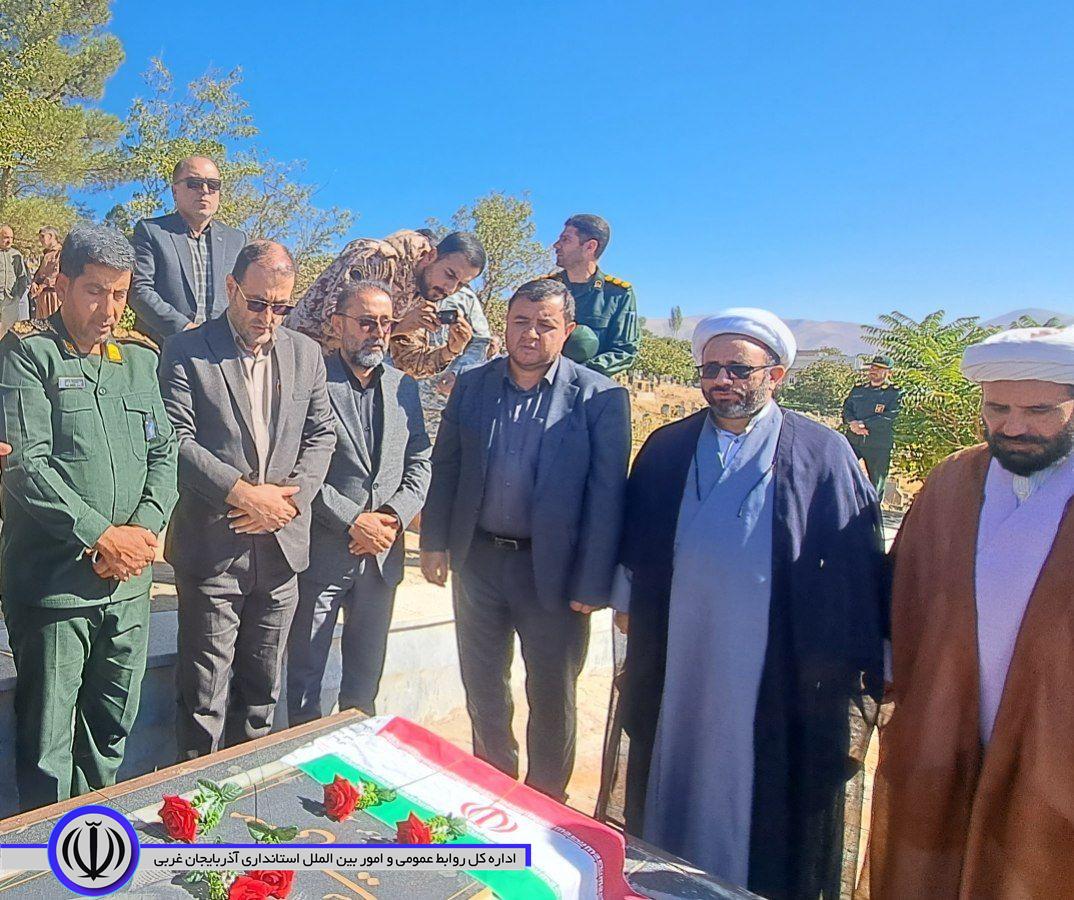 آیین فاتحه خوانی و گل افشانی مزار شهدا بمناسبت هفته دفاع مقدس