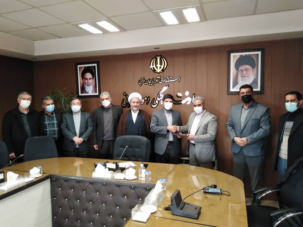 به مناسبت گرامیداشت روز شهردار سرپرست معاونت هماهنگی امور عمرانی استانداری آذربایجان غربی با اهدای لوحی از تلاشها و خدمات شهردار ارومیه قدردانی کرد