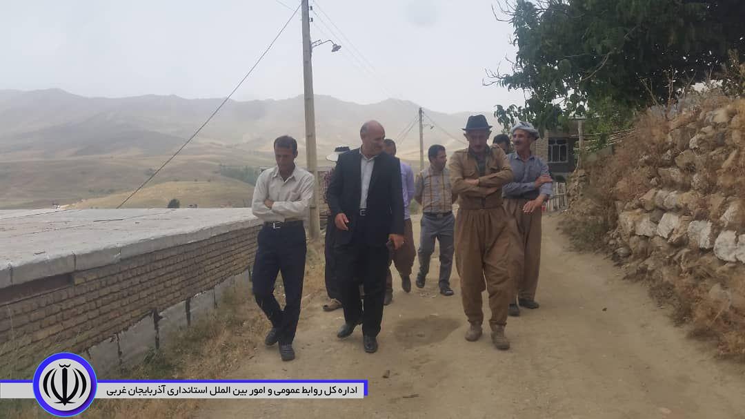 بازدید بخشدار مرکزی شهرستان اشنویه از روستای گل ماوران و بررسی مشکلات و اجرای پروژه های عمرانی دیوار حائل و جدول گذاری معابر.