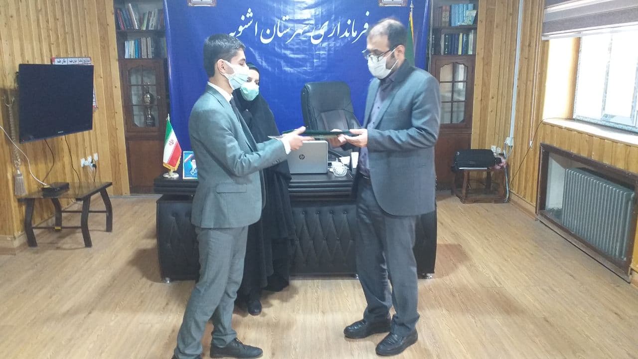 تجلیل از دانش آموز منتخب بنیاد البرز توسط فرماندار و مدیریت آموزش و پرورش اشنویه