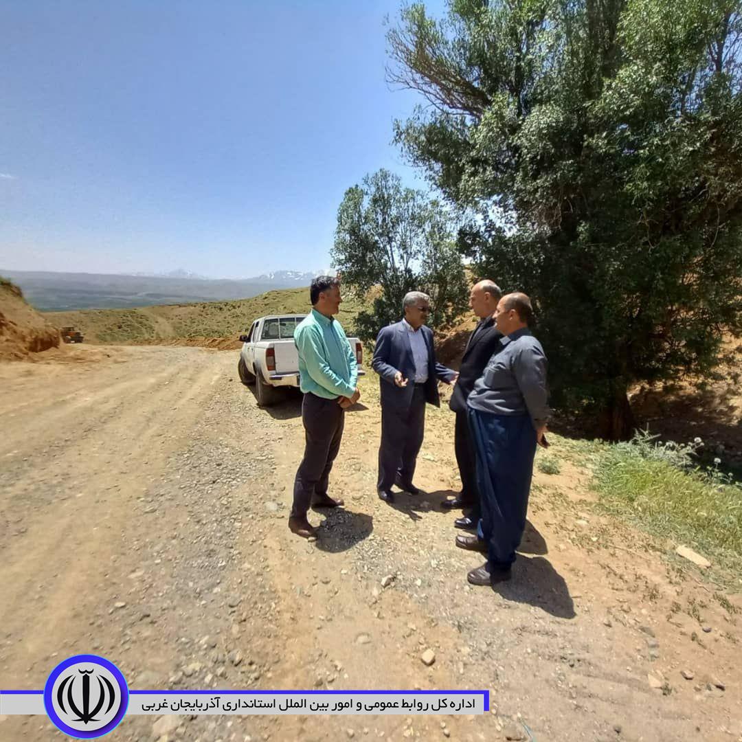 بازدید بخشدار مرکزی بهمراه رئیس اداره راهداری و حمل و نقل جاده ای اشنویه از پروژه زیرسازی معابر و ورودی اصلی روستای شاهین آباد