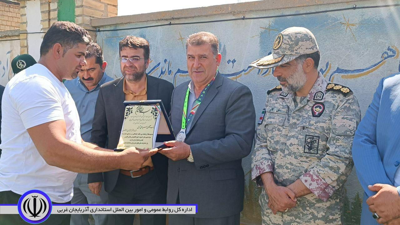 ورزشکار قهرمان مچ اندازی مدال نقره خود را تقدیم فرماندار اشنویه کرد