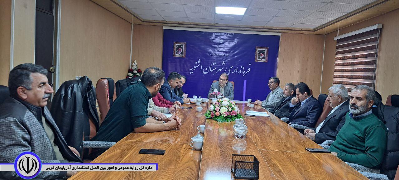 جلسه بررسی مشکلات تامین نهاده های طیور به ریاست فرماندار شهرستان و با حضور اعضای تعاونی مرغداران