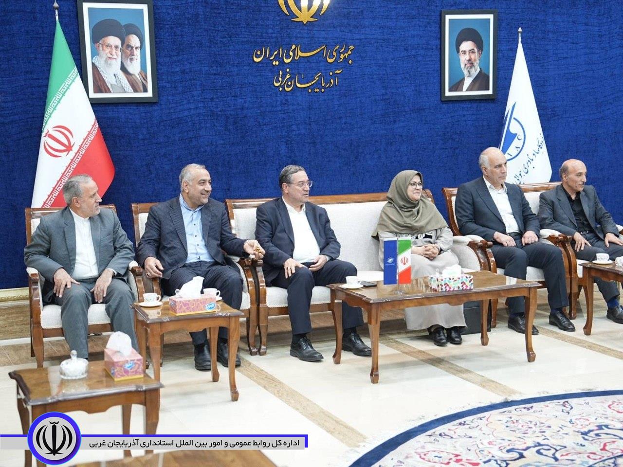 استقبال استاندار آذربایجانغربی از معاون رئیسجمهور و رئیس سازمان زندانهای کشور در فرودگاه ارومیه