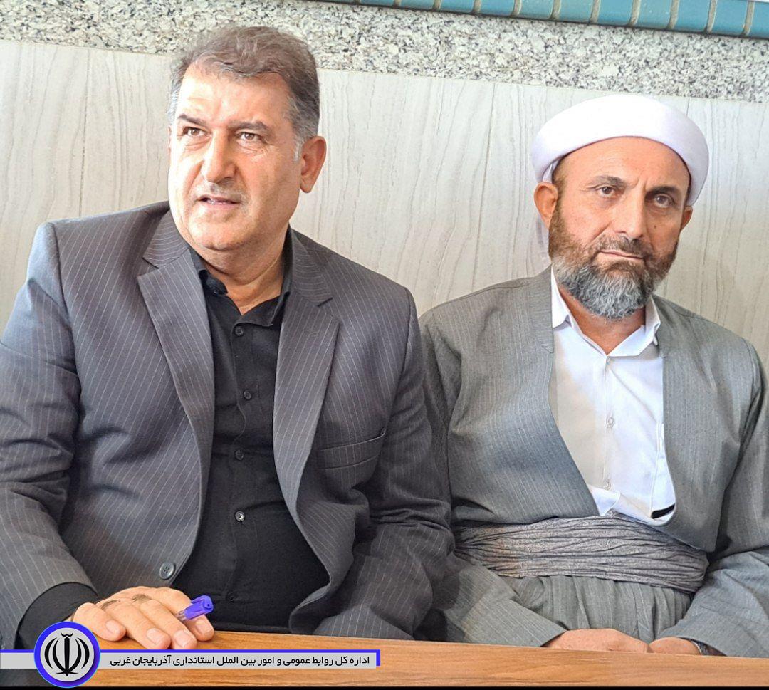 🔹میز خدمت دستگاه های اجرایی شهرستان اشنویه همزمان در اولین روز از هفته دولت با حضور سید علی ترابی فرماندار شهرستان اشنویه،  امام‌ جمعه،  شهرداری، آب و فاضلاب،  شبکه بهداشت و درمان،  برق، در مسجد جامع