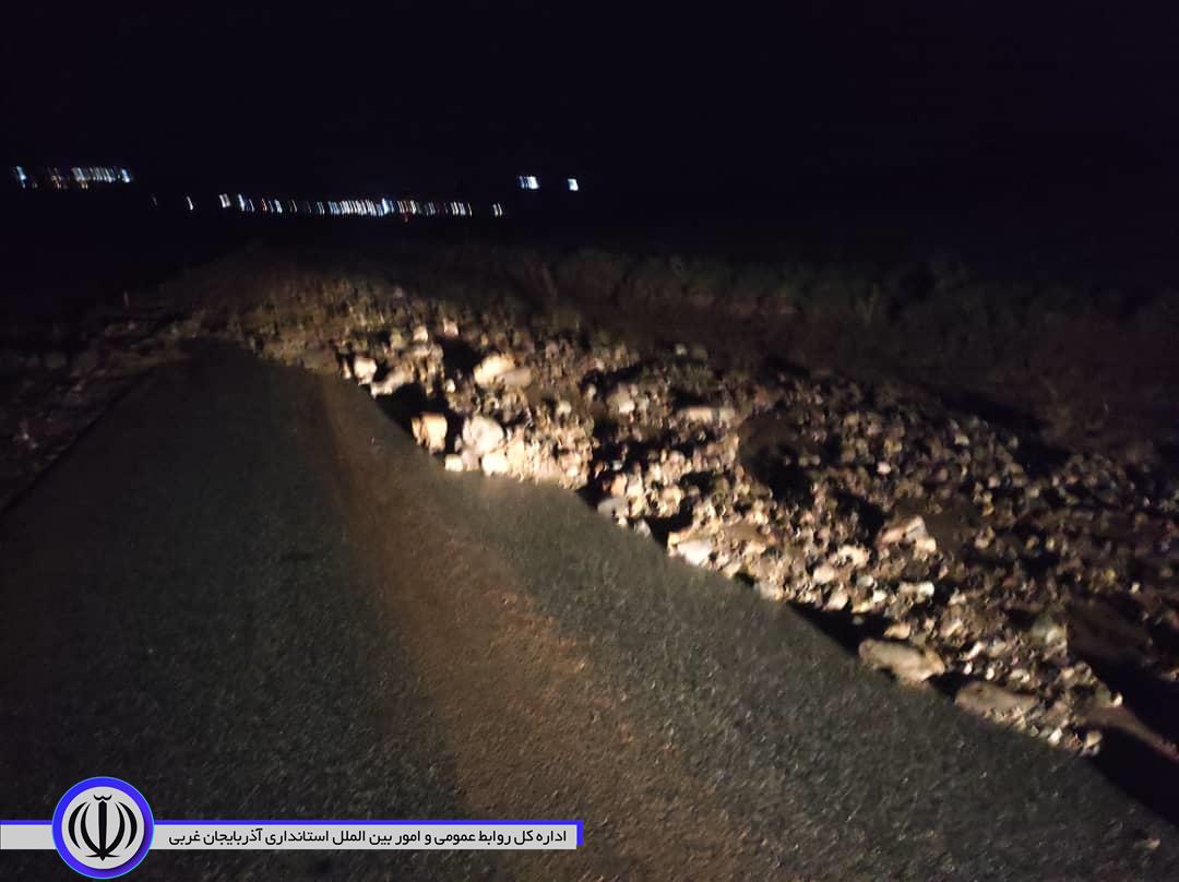 بارش شدید رحمت الهی سبب وقوع سیل در مزارع روستای چهاربت شد بخشی از جاده دسترسی در گل و لای