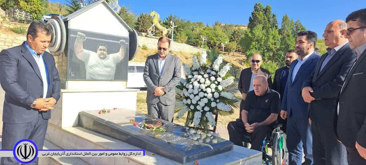 حضور سرپرست فرمانداری اشنویه در مزار جهان پهلوان سیامند رحمان