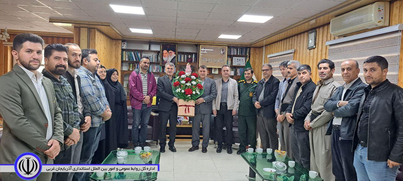 قاب عکس دیدار معلمان با فرماندار شهرستان اشنویه بمناسبت هفته معلم