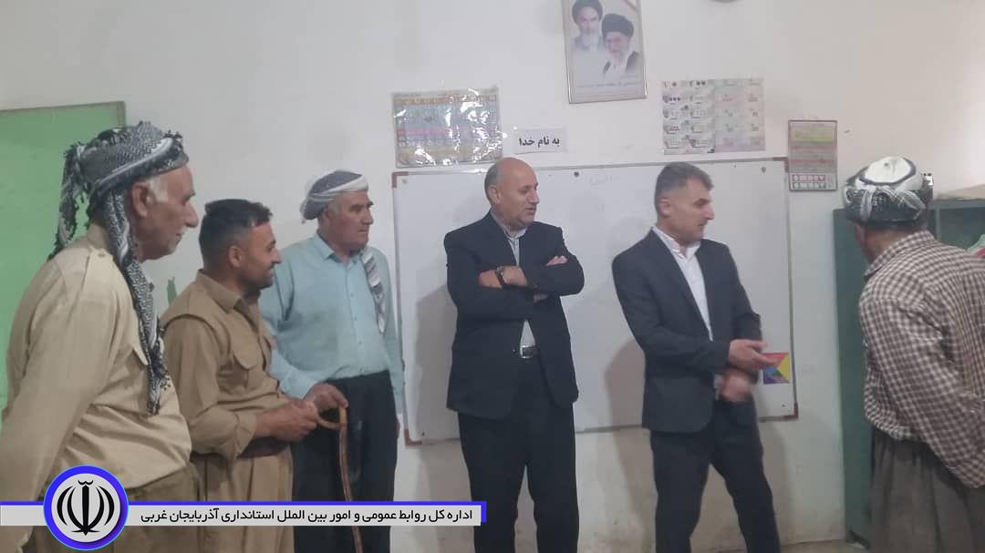بازدید صنعان اسماعیلی بخشدار مرکزی اشنویه بهمراه مدیر آموزش و پرورش شهرستان از آموزشگاه روستای قزن آباد و بررسی مشکلات مدرسه