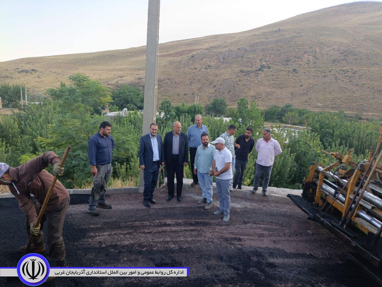 بازدید فرماندار اشنویه از عملیات آسفالت معابر روستای سنگر