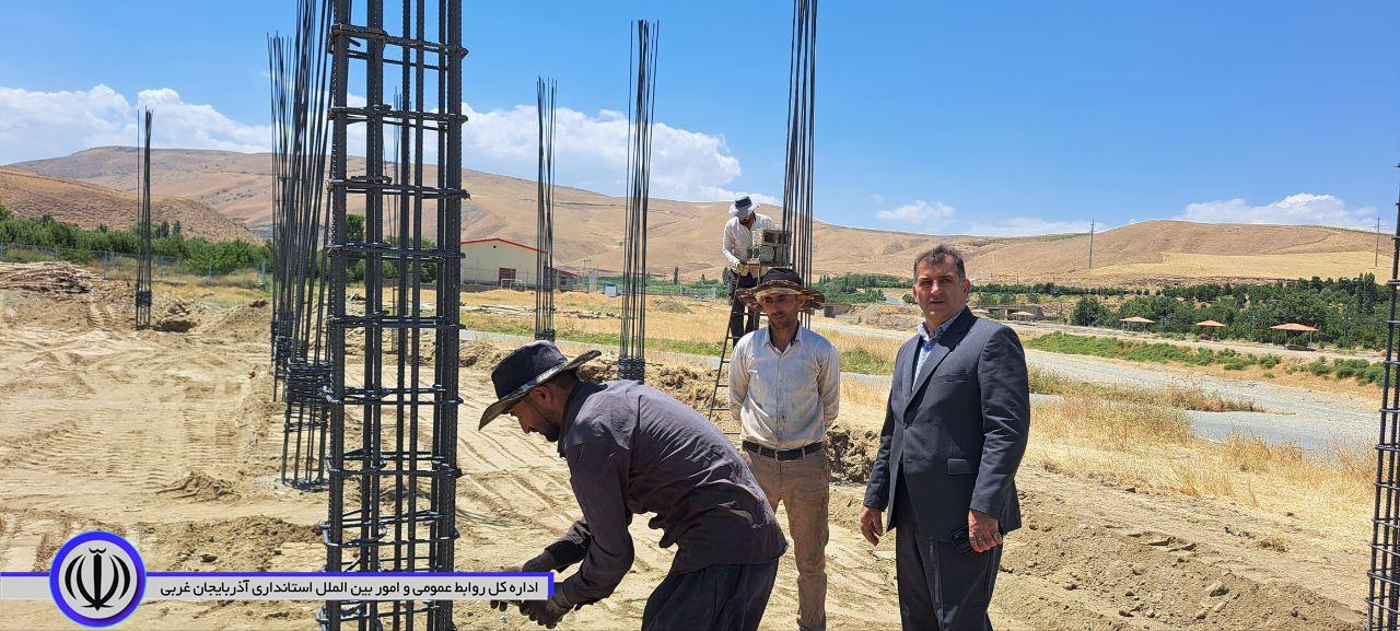 بازدید فرماندار شهرستان اشنویه از روند عملیات اجرایی کتابخانه عمومی نالوس