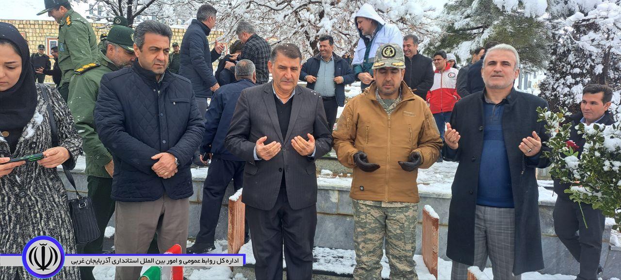 🔹فاتحه خوانی و گل افشانی مزار شهدا در طلیعه چهل و ششمین بهار آزادی با حضور سید علی ترابی فرماندار شهرستان اشنویه،  فرمانده سپاه  و مسئولان ادارات شهرستان