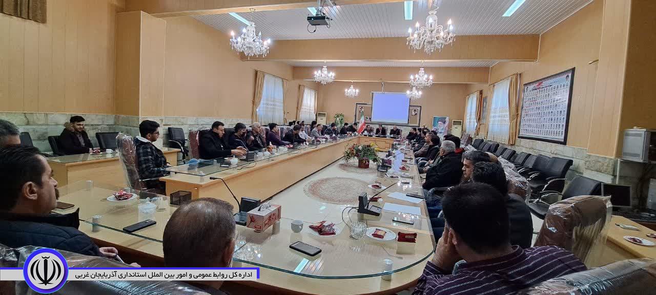 جلسه توجیهی آموزشی بازرسان انتخابات شهرستان به ریاست سید علی ترابی فرماندار شهرستان اشنویه،  رئیس ، اعضاء و بازرسان انتخابات در شعب اخذ رأی در سالن جلسات فرمانداری