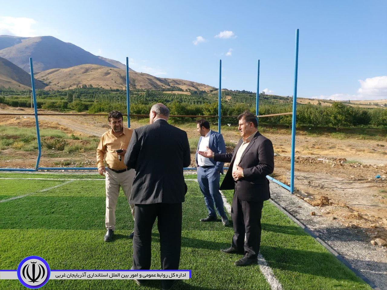 بازدید فرماندار شهرستان اشنویه از روند عملیات اجرایی زمین چمن مصنوعی روباز روستای کانی سرخ