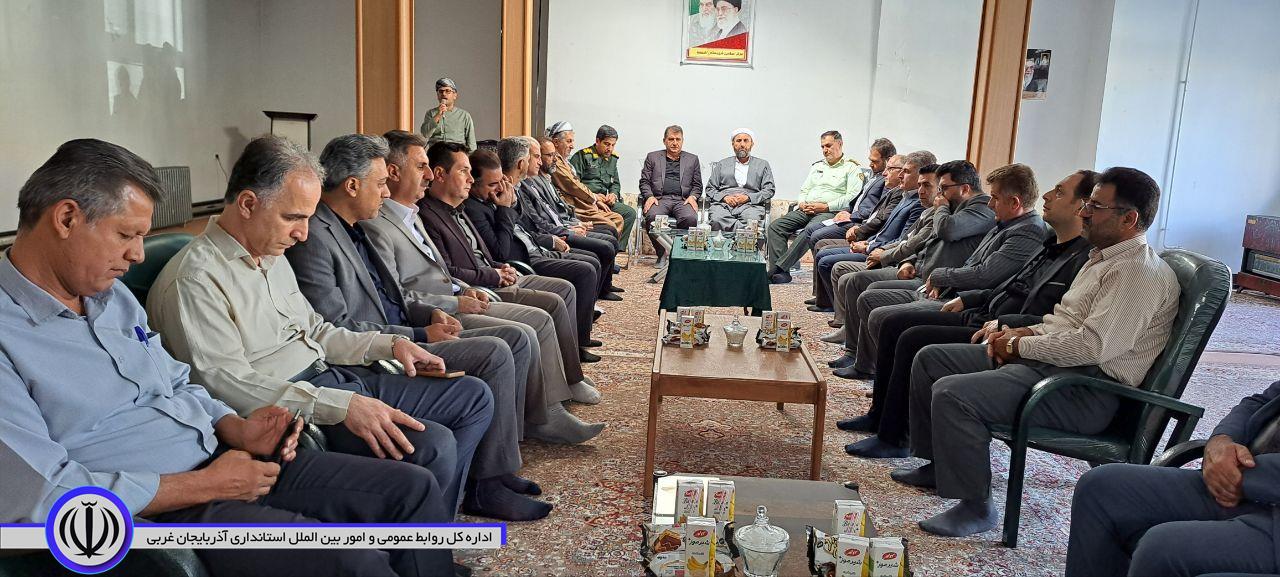 دیدار فرماندار و مسئولان شهرستان با امام جمعه اشنویه در دومین روز از هفته دولت