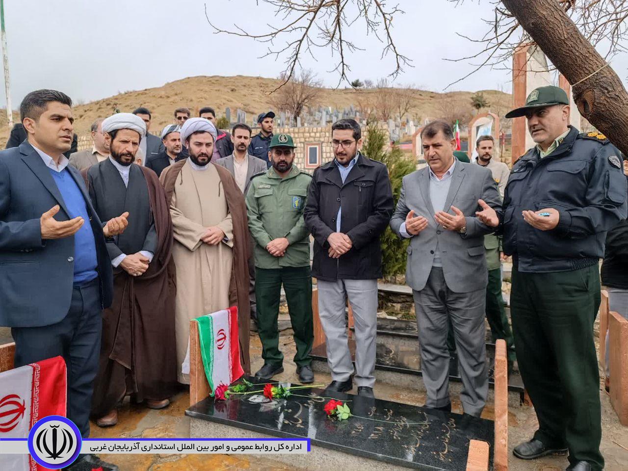 عطر افشانی و فاتحه خوانی مزار شهدا