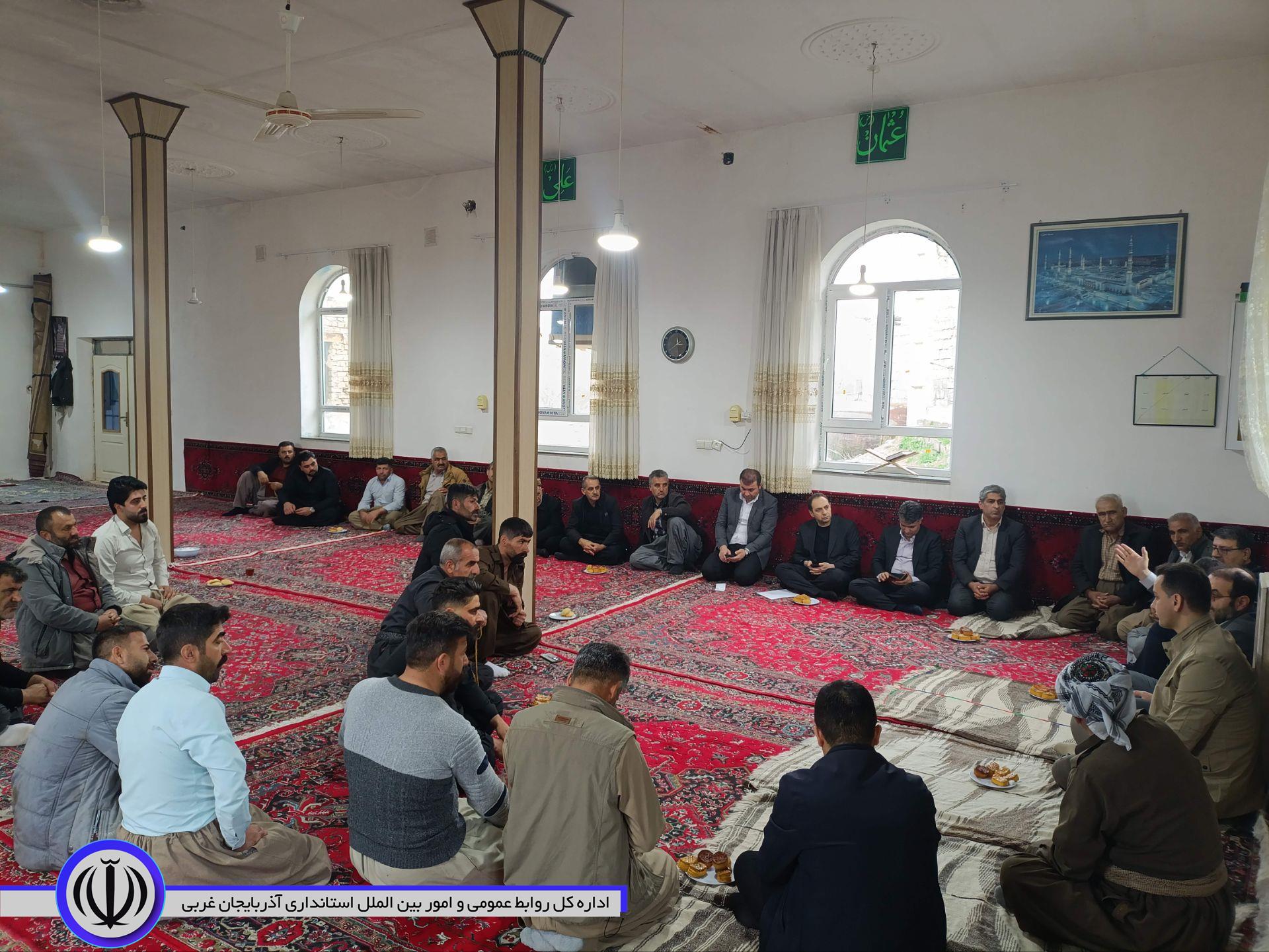بررسی مشکلات روستای پی قلعه با حضور فرماندار شهرستان، معاون برنامه ریزی و هماهنگی امور عمرانی ، بخشدار نالوس و تعدادی از مسئولین شهرستان