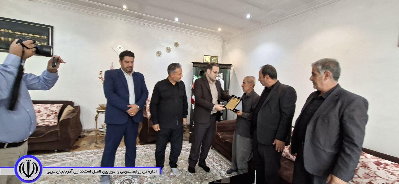 دیدار و تجلیل فرماندار اشنویه از خانواده معظم شهید دلشاد رشید حسنآباد