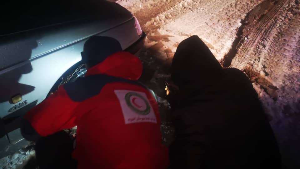 امداد رسانی هلال احمر و راهداران در جاده ها
