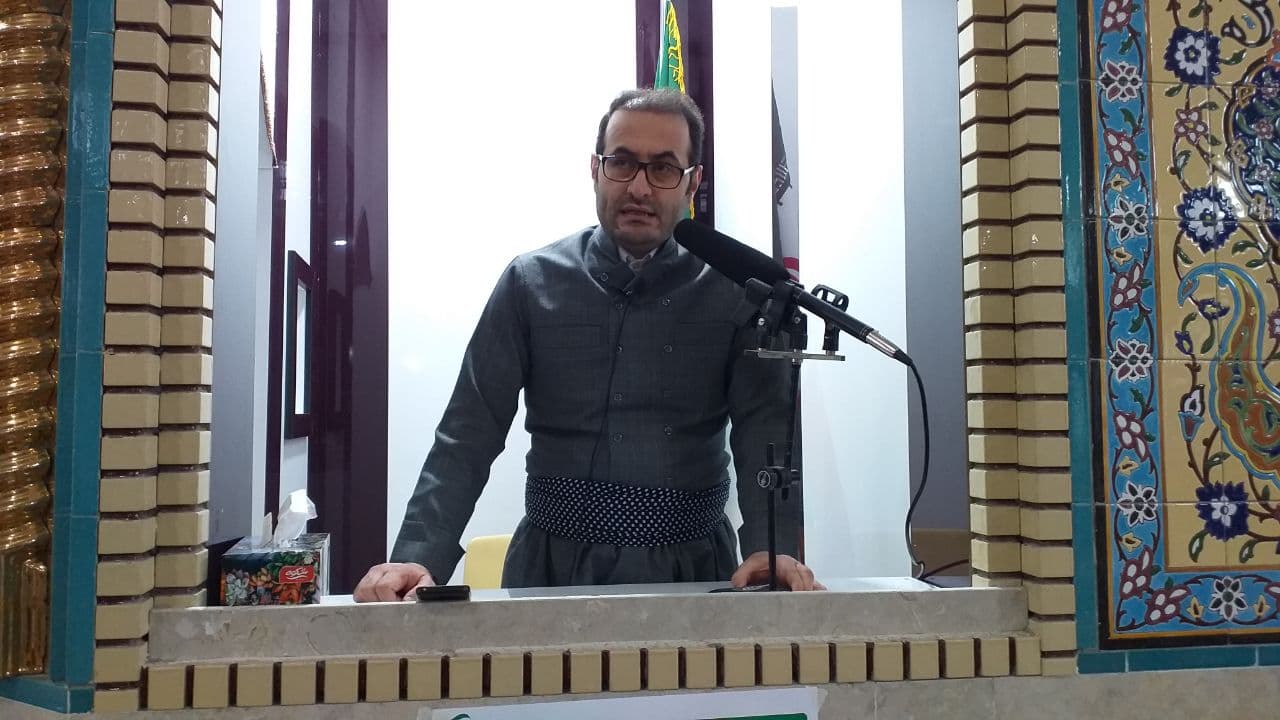 حضور فرماندار اشنویه و اعضای محترم شورای تامین و شورای اداری شهرستان در نماز جمعه شهرستان به مناسبت دهه مبارک فجر
