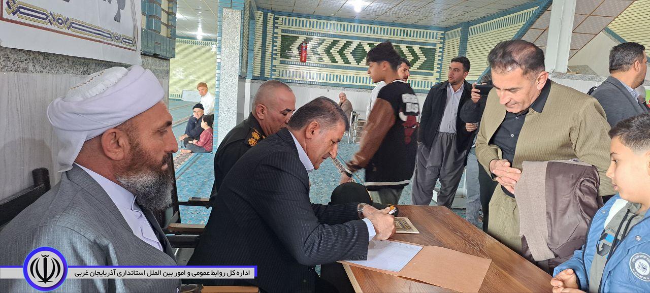 🔹میز خدمت فرمانداری و ادارات شهرستان بمناسبت ایام الله دهه مبارک فجر در مسجد جامع اشنویه با حضور سید علی ترابی فرماندار شهرستان اشنویه،  امام جمعه شهرستان،  فرمانده انتظامی و دستگاه های خدمات رسان