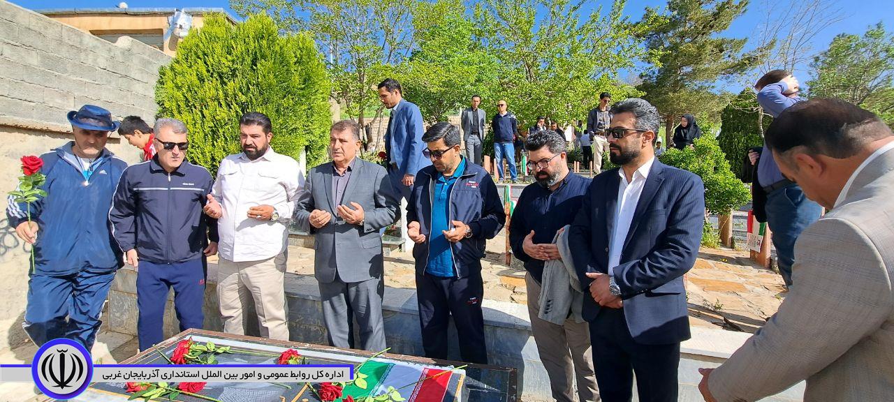 فاتحه خوانی و گل افشانی مزار شهدا بمناسبت هفته سلامت