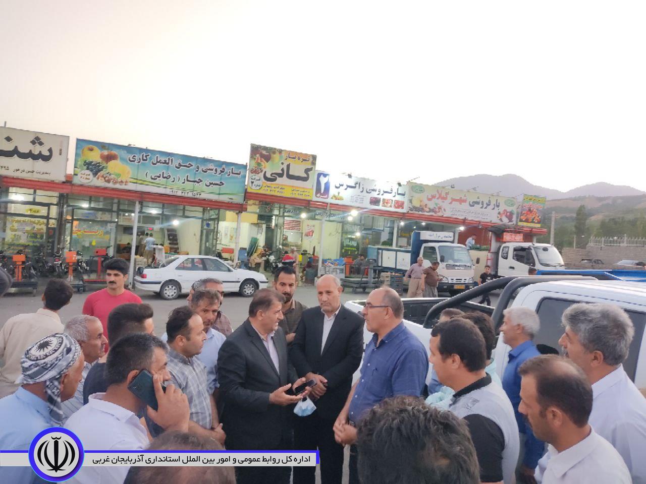 فرماندار اشنویه سرزده از میدان میوه و تره باراین شهر بازدید کرد