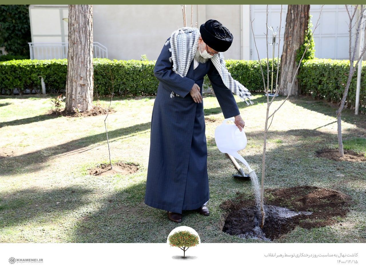 بهمناسبت #روز_درختکاری، حضرت آیتالله خامنهای پیش از ظهر امروز (یکشنبه) در محوطهی دفتر رهبری نهال کاشتند.