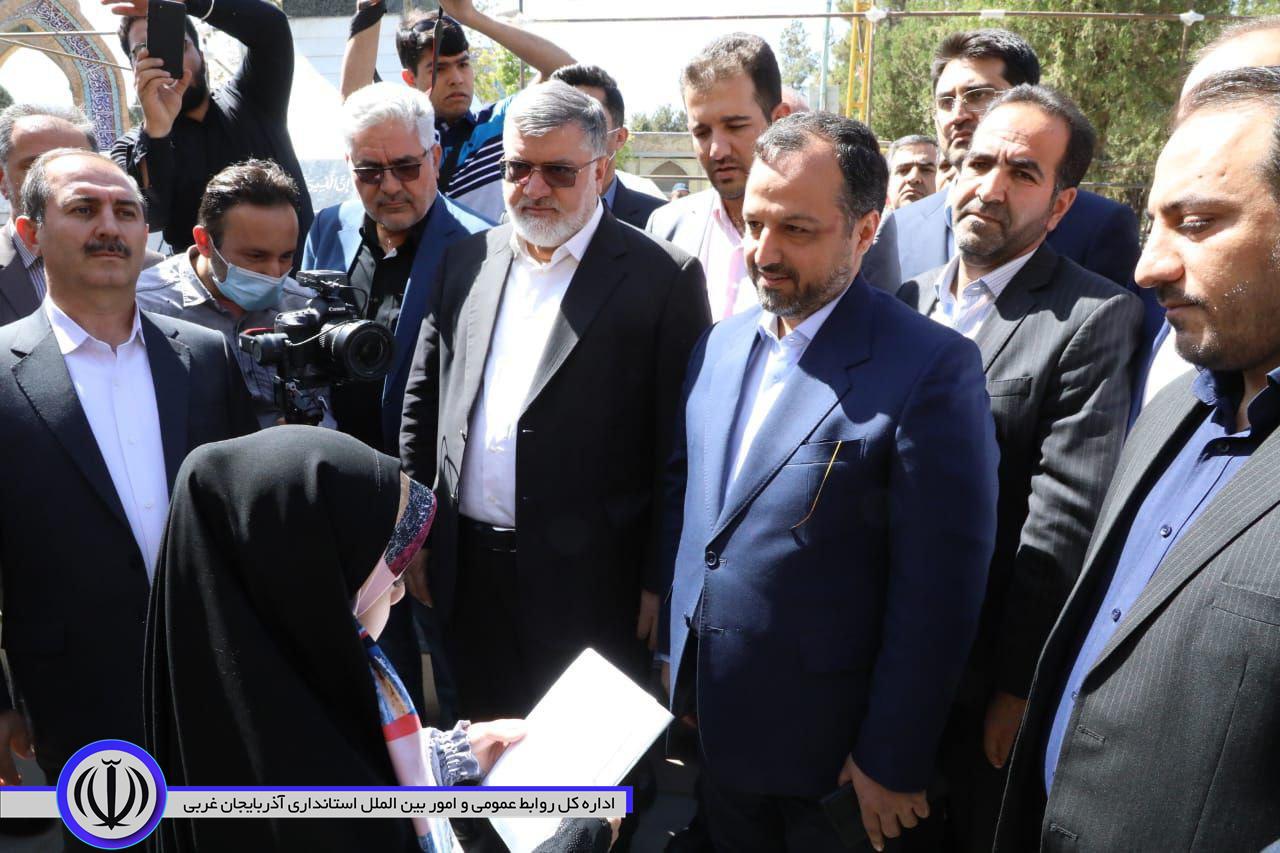 وزیر اقتصاد و دارایی وارد آذربایجان غربی شد