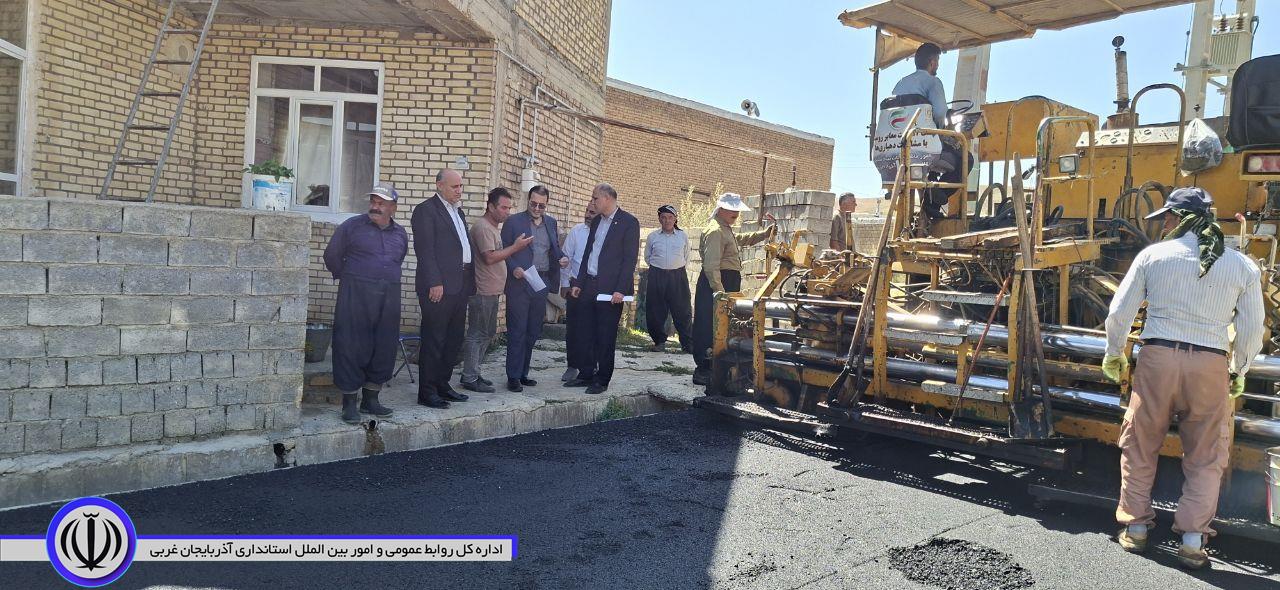 بازدید فرماندار شهرستان اشنویه از روند اجرای عملیات آسفالت معابر روستای گرکاگول