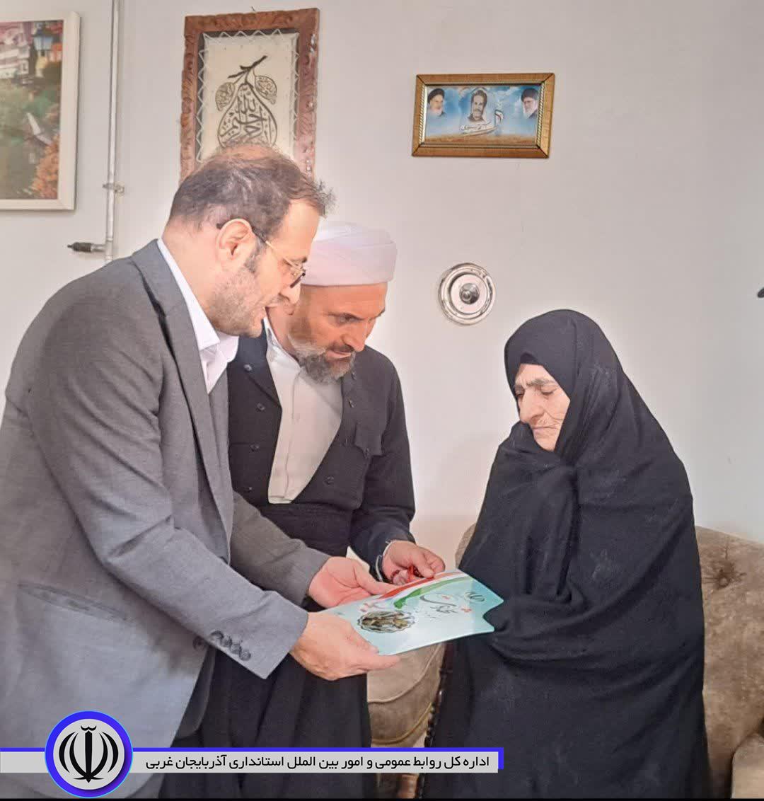 دیدار سرپرست فرمانداری اشنویه با خانواده معظم شهید رحیم سوری