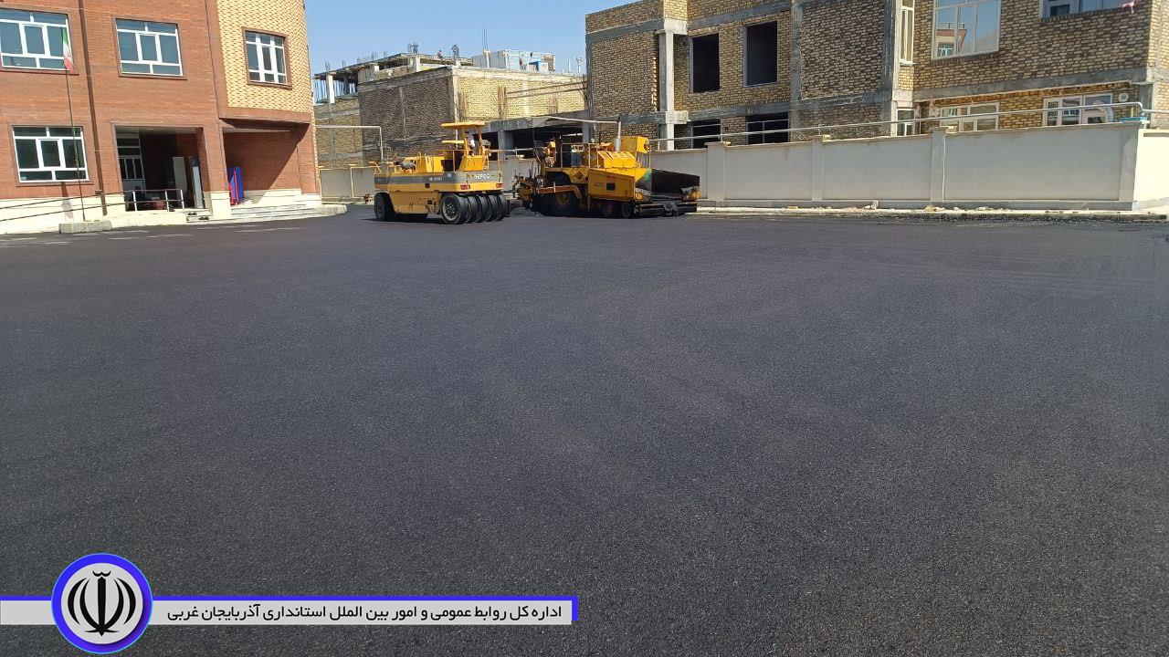 بازدید فرماندار از عملیات آسفالت محوطه مدرسه قلم چی