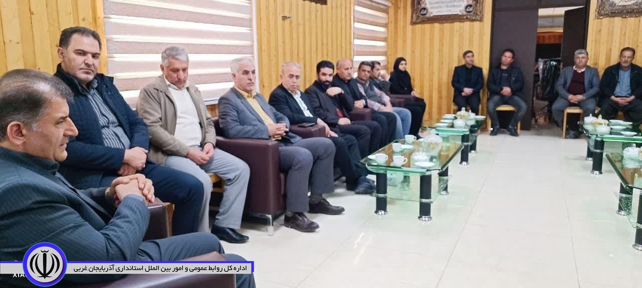 امام جمعه ،فرمانده سپاه وروسای ادارت شهرستان اشنویه در دیدار با فرماندار اشنویه انتخاب ایشان را عنوان فرماندار ومدیر برتر استان تبریک گفتند