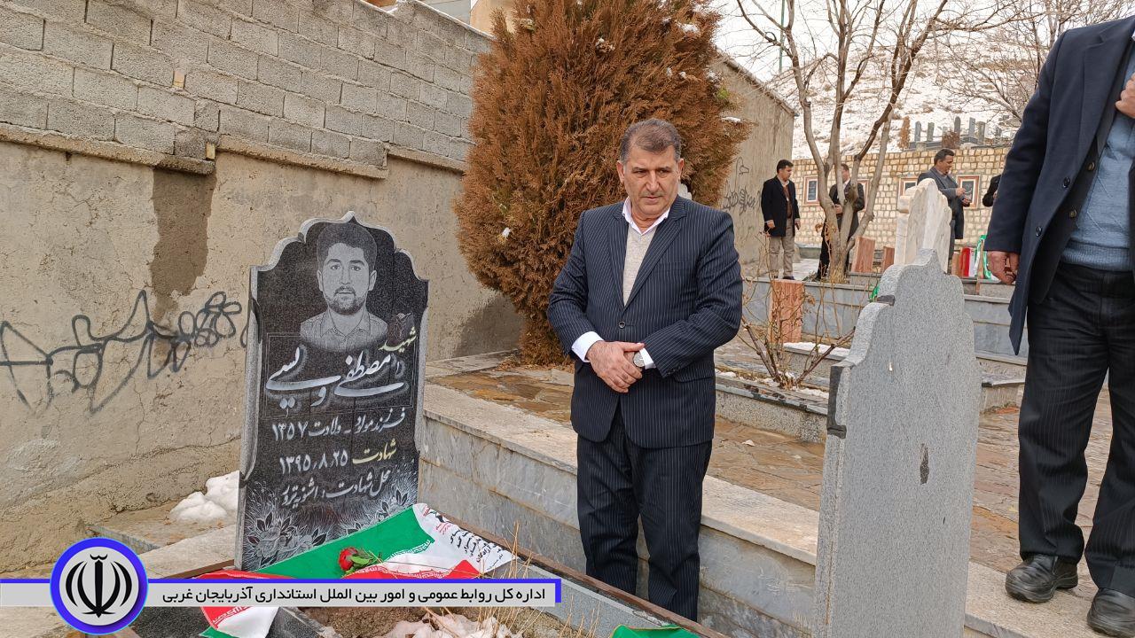 غبار روبی و عطرافشانی مزار شهدا
