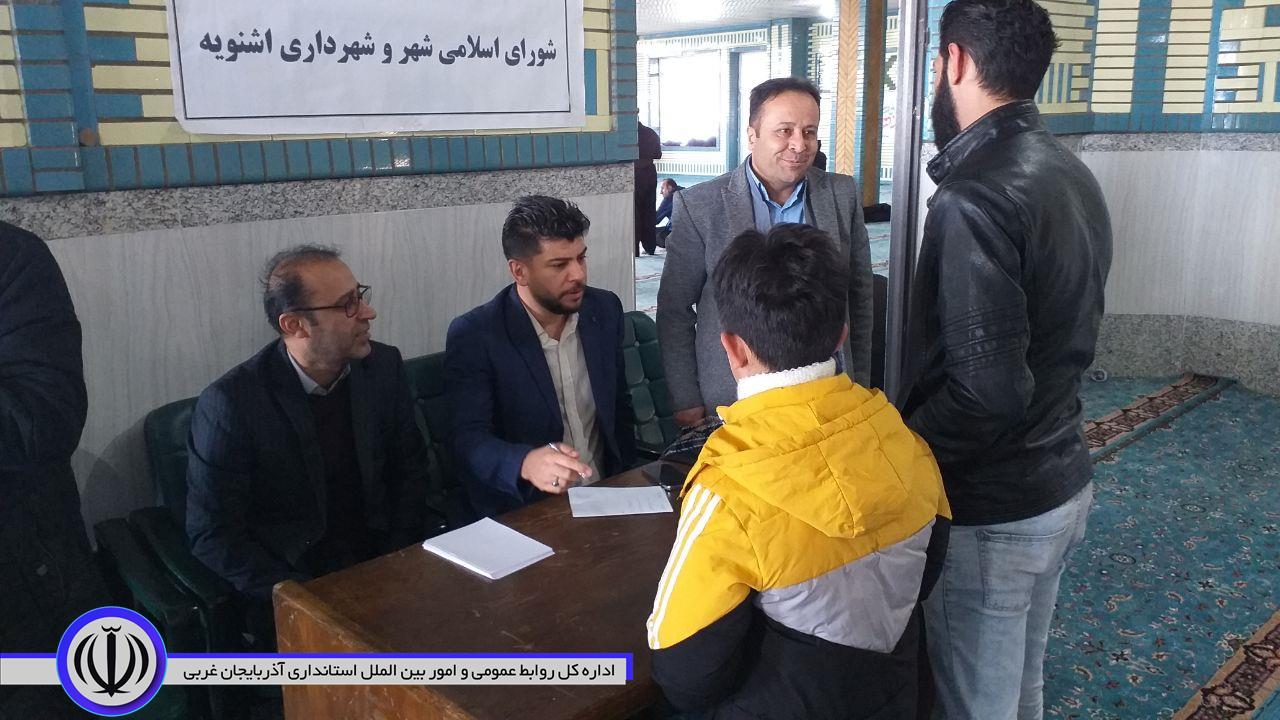 بازدید فرماندار از میز ارتباطات مردمی در نماز جمعه اشنویه