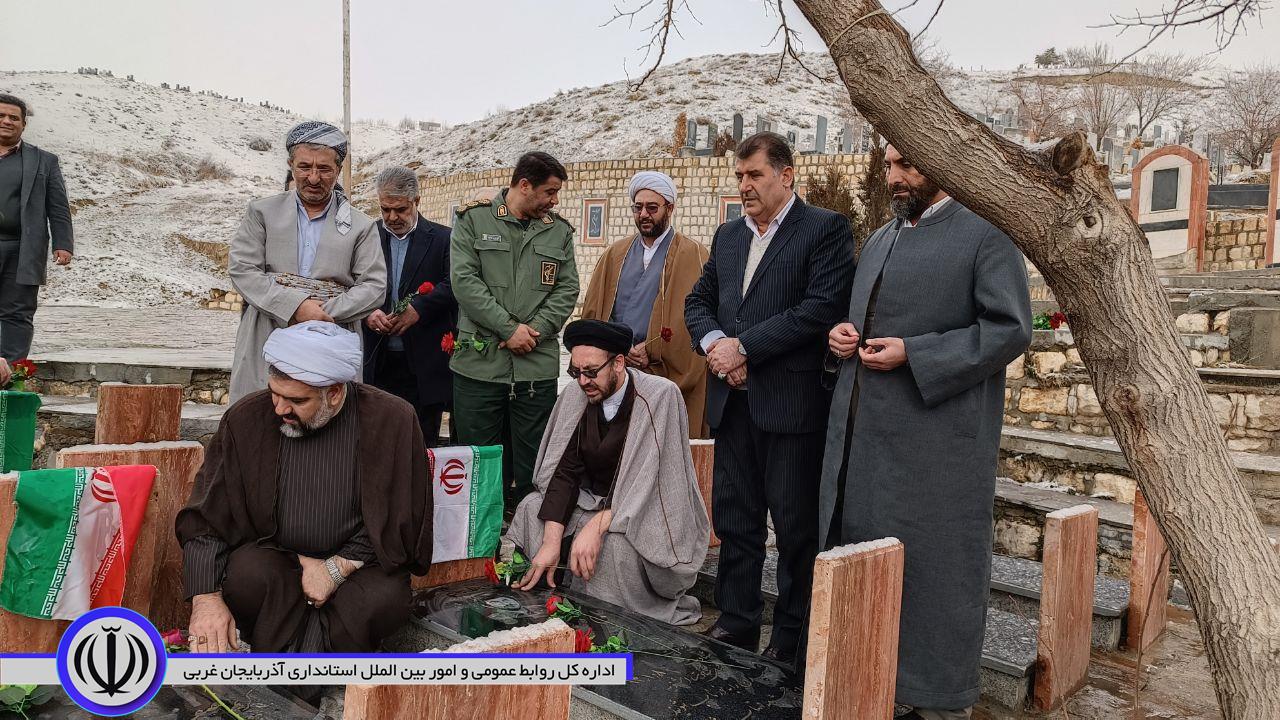 غبار روبی و عطرافشانی مزار شهدا
