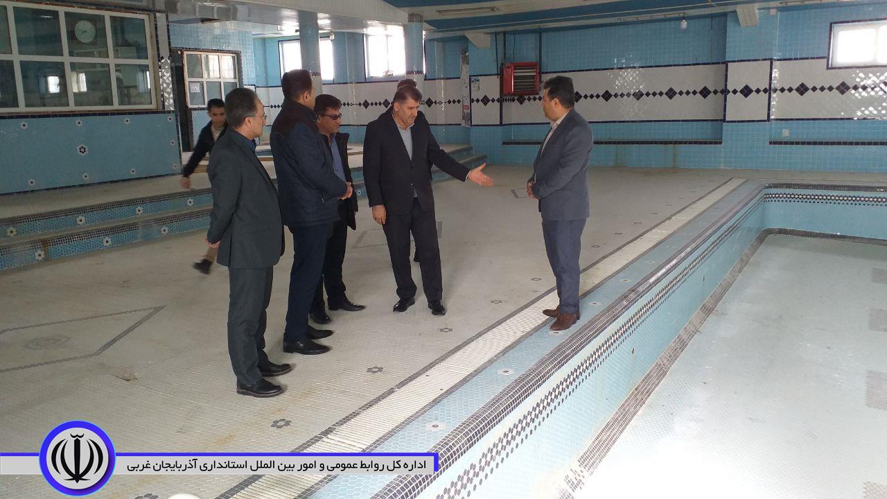 بازدید فرماندار بهمراه مدیرکل ورزش و جوانان از استخر سرپوشیده