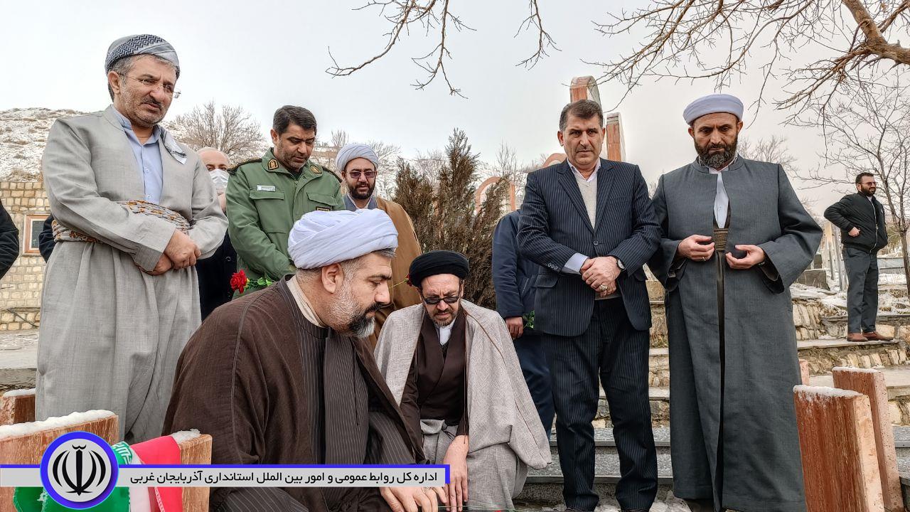 غبار روبی و عطرافشانی مزار شهدا