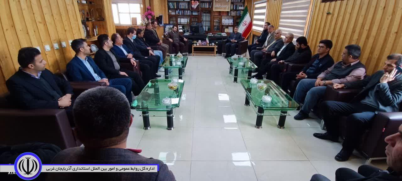 امام جمعه ،فرمانده سپاه وروسای ادارت شهرستان اشنویه در دیدار با فرماندار اشنویه انتخاب ایشان را عنوان فرماندار ومدیر برتر استان تبریک گفتند