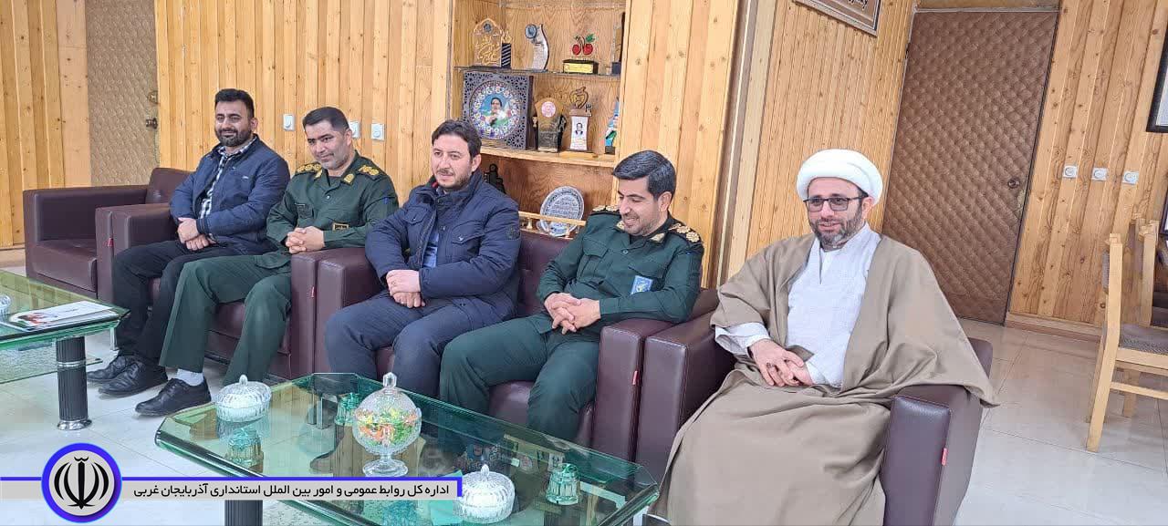 امام جمعه ،فرمانده سپاه وروسای ادارت شهرستان اشنویه در دیدار با فرماندار اشنویه انتخاب ایشان را عنوان فرماندار ومدیر برتر استان تبریک گفتند