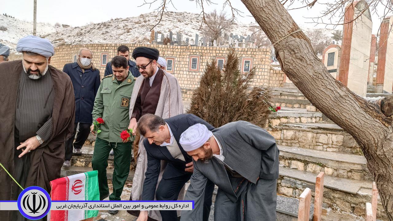 غبار روبی و عطرافشانی مزار شهدا